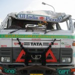 インドのトラックは装甲ぺらっぺら。すぐへしゃげる